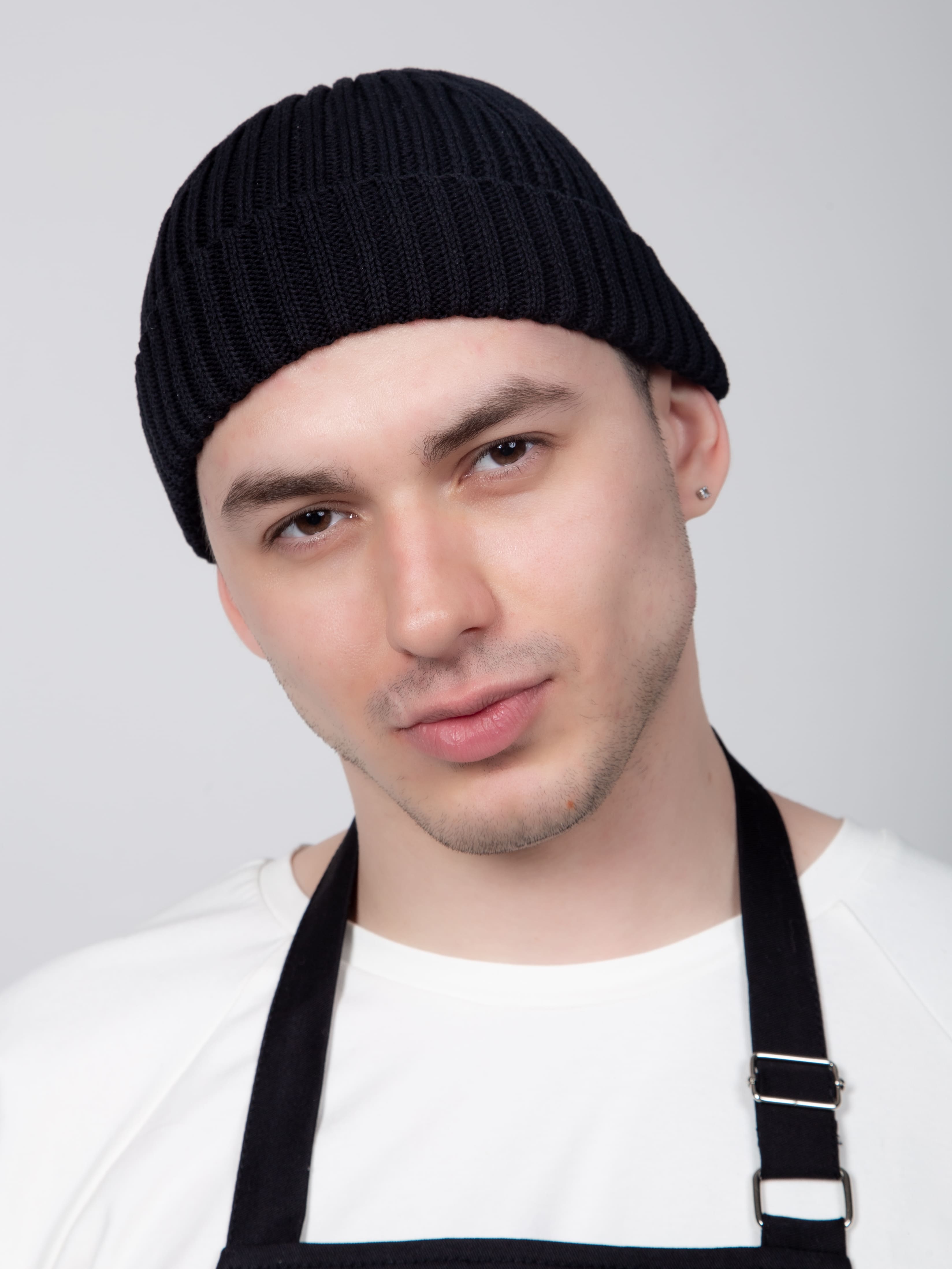 Докерка, шапка бинни вязаная